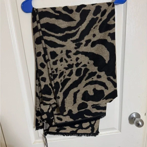 DKNY Animal Print Neutral Colors Scarf - NWT - Picture 5 of 6